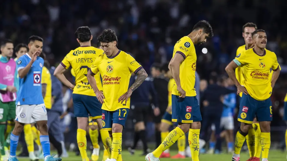 Jugadores de América en lamento tras quedar fuera ante Cruz Azul en Cuartos de Final de la Concachampions en 2025 | MEXSPORT