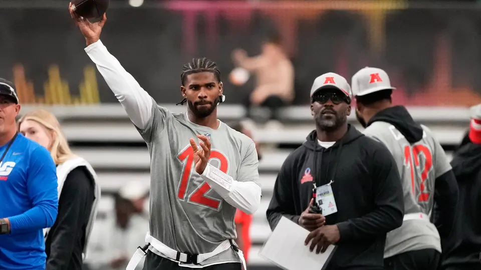 Shedeur Sanders entrenando en el Tazón de los Profesionales | AP