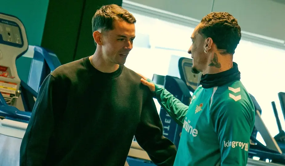Álvaro Fidalgo con Antony en su llegada a Real Betis | X: @RealBetis