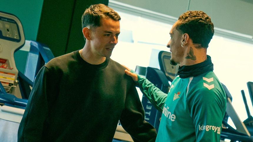 Álvaro Fidalgo con Antony en su llegada a Real Betis | X: @RealBetis