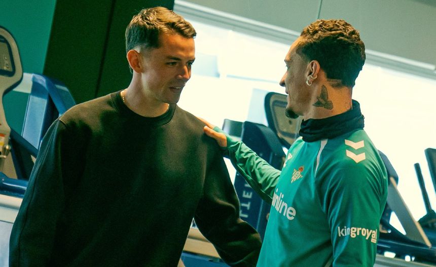 Álvaro Fidalgo con Antony en su llegada a Real Betis | X: @RealBetis