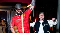 ¡En el Teatro de los Sueños! Jason Momoa porta camiseta retro del Manchester United