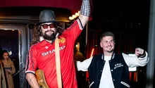 ¡En el Teatro de los Sueños! Jason Momoa porta camiseta retro del Manchester United