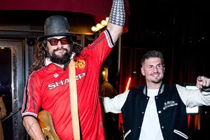 ¡En el Teatro de los Sueños! Jason Momoa porta camiseta retro del Manchester United