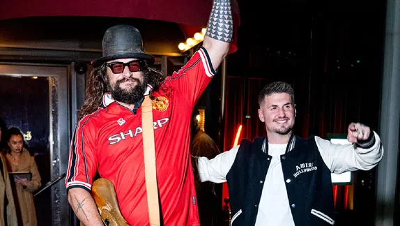 ¡En el Teatro de los Sueños! Jason Momoa porta camiseta retro del Manchester United
