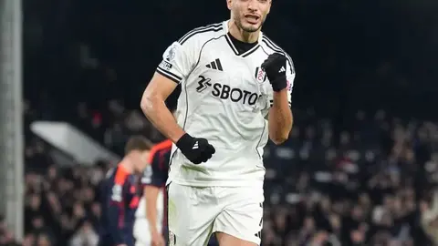 Fulham le brindó homenaje a Raúl Jiménez | AP