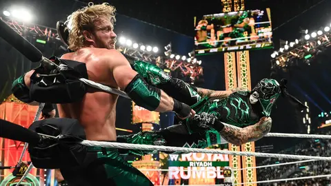 Penta ejecutando una patada sobre Logan Paul | wwe.com