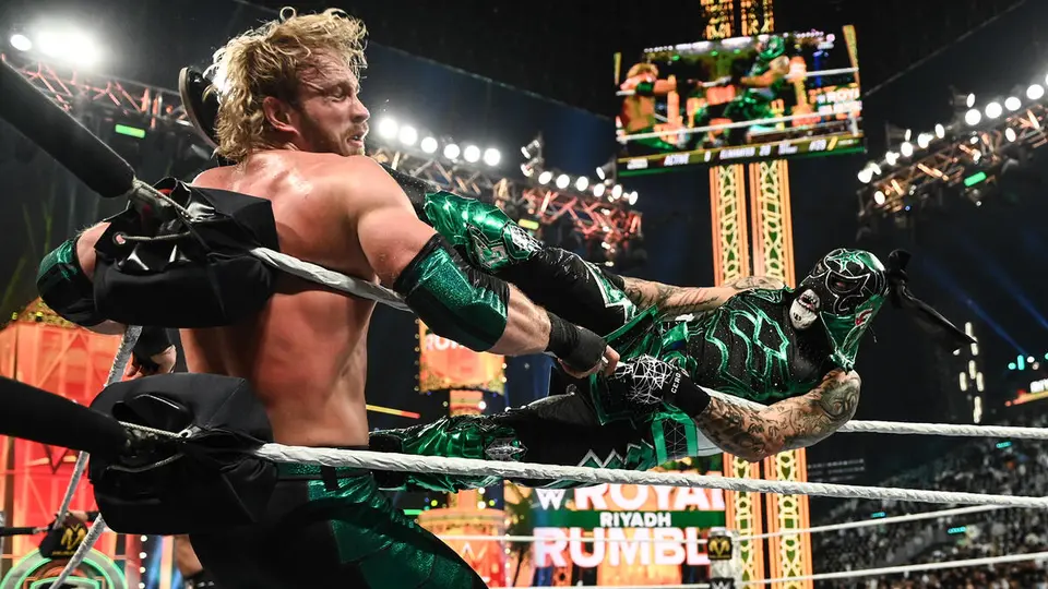 Penta ejecutando una patada sobre Logan Paul | wwe.com