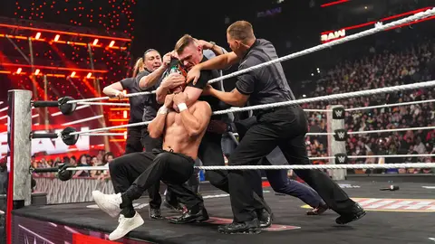Gunther atacó brutalmente a Dragon Lee | wwe.com
