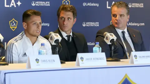 te Kloese (derecha) siendo parte de la presentación de Chicharito con LA Galaxy | MexSport