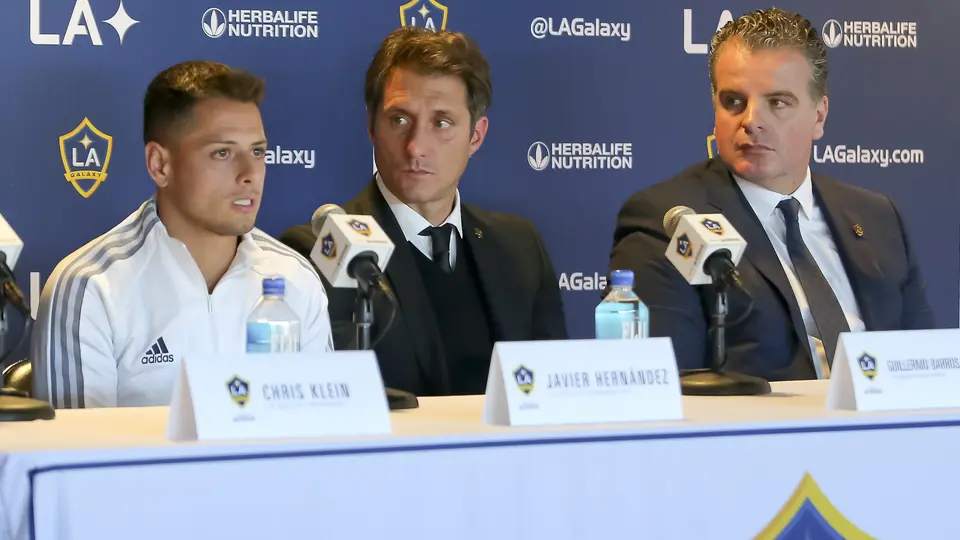 te Kloese (derecha) siendo parte de la presentación de Chicharito con LA Galaxy | MexSport