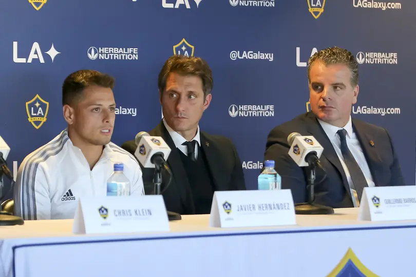 te Kloese (derecha) siendo parte de la presentación de Chicharito con LA Galaxy | MexSport