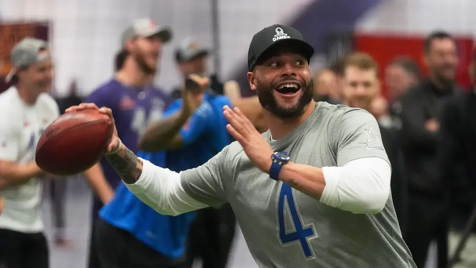 Dak Prescott entrenando en el Tazón de los Profesionales | AP