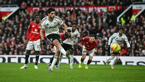 Raúl Jiménez cobrando tiro penal con el Fulham | Gorsby Group