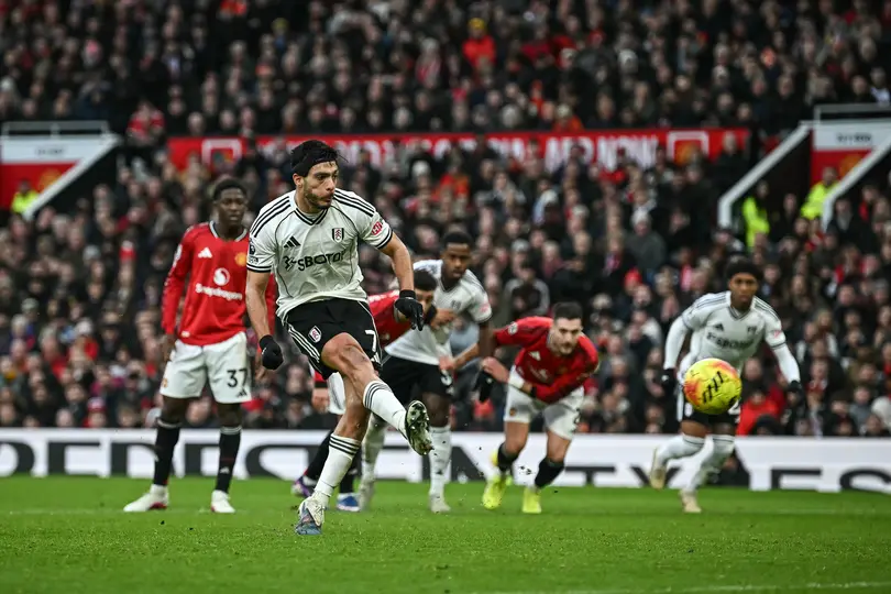 Raúl Jiménez cobrando tiro penal con el Fulham | Gorsby Group