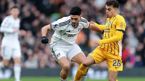 Fulham le brindó homenaje a Raúl Jiménez | AP