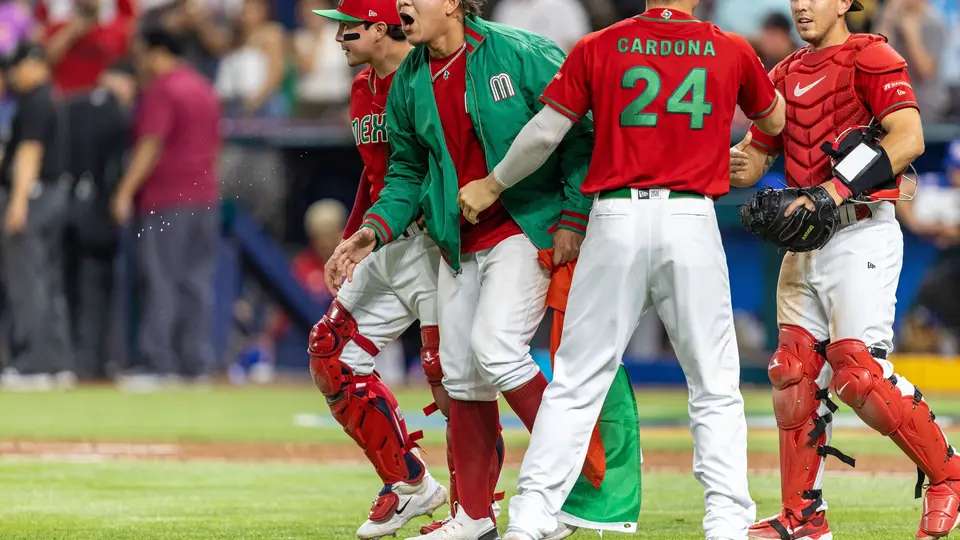 Julio Urías celebra en la victoria de México contra Puerto Rico en el Clásico Mundial 2023 | MEXSPORT