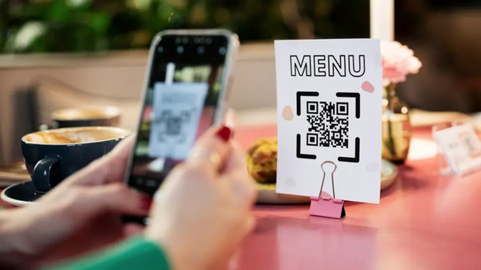 Toma tus precauciones antes de escanear el menú con un código QR / FREEPIK