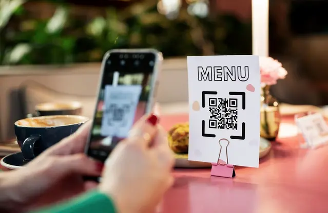 Toma tus precauciones antes de escanear el menú con un código QR / FREEPIK