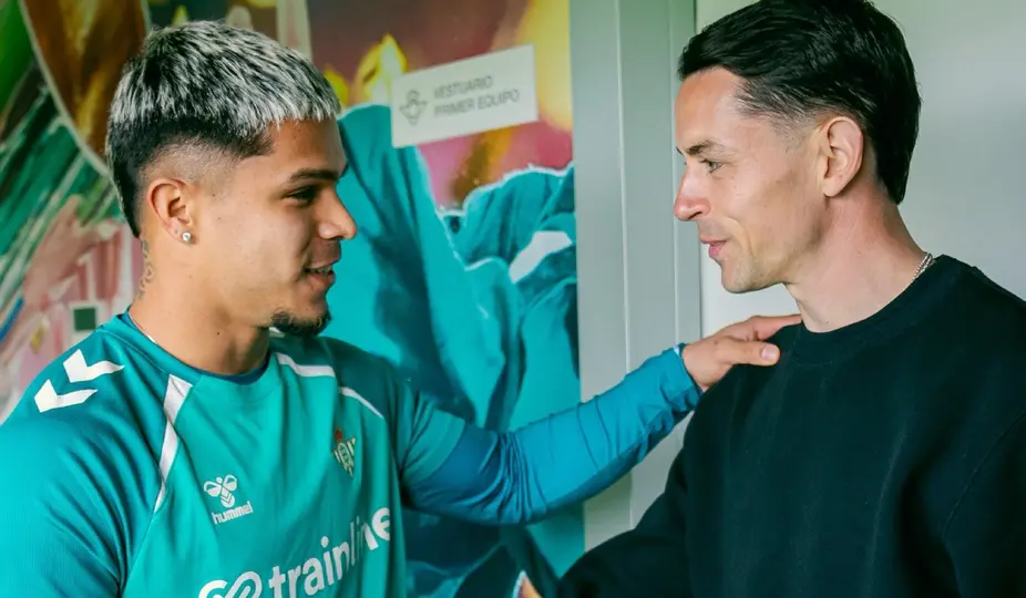 Álvaro Fidalgo en su primer día con Real Betis | X: @RealBetis