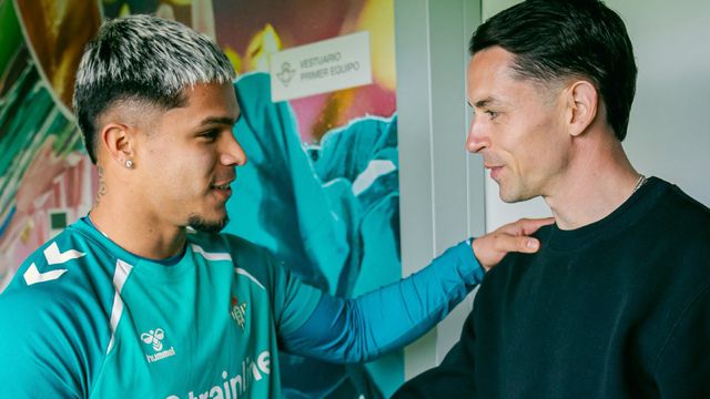 Álvaro Fidalgo en su primer día con Real Betis | X: @RealBetis