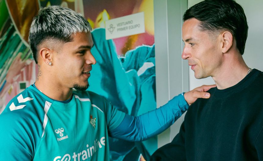 Álvaro Fidalgo en su primer día con Real Betis | X: @RealBetis