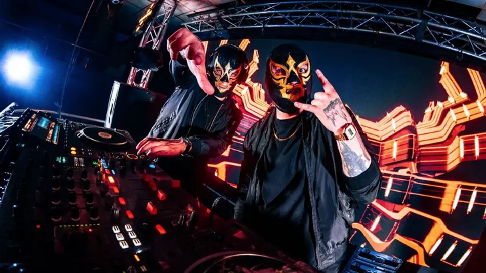 El dúo se caracteriza por sus potentes beats, su energía arriba del escenario y la lucha libre / IG: @mad_warriors