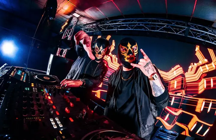 El dúo se caracteriza por sus potentes beats, su energía arriba del escenario y la lucha libre / IG: @mad_warriors