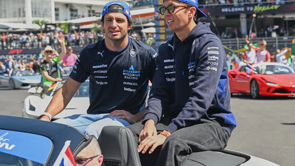 Carlos Sainz y Alex Albon durante el desfile de pilotos de la Fórmula 1 en el Gran Premio de México 2025 | MEXSPORT