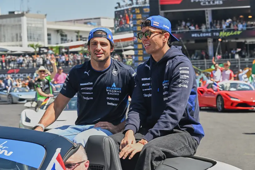 Carlos Sainz y Alex Albon durante el desfile de pilotos de la Fórmula 1 en el Gran Premio de México 2025 | MEXSPORT
