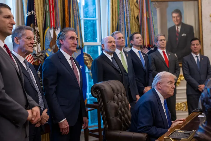 Donald Trump presume la expansión de la tierra estadounidense frente a su gente / FB: @WhiteHouse
