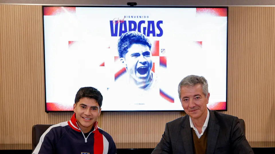 Obed Vargas firmando su contrato con el Atlético de Madrid | @Atleti