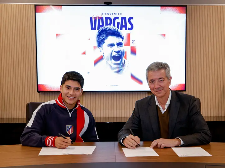 Obed Vargas firmando su contrato con el Atlético de Madrid | @Atleti