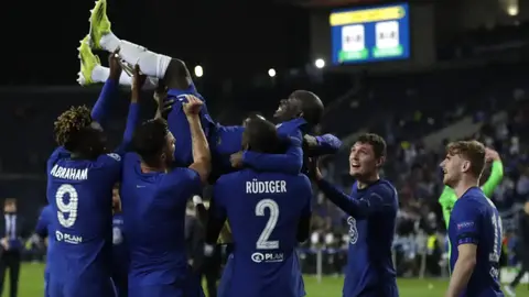 Jugadores del Chelsea despidiendo a N´Golo Kante I AP