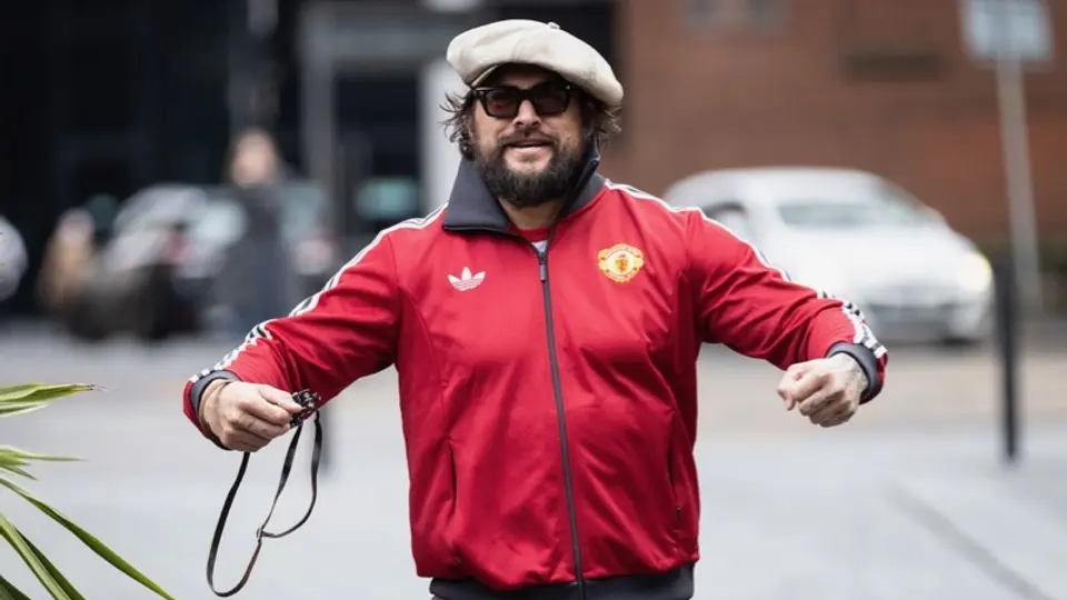 Jason Momoa con la sudadera del Manchester United | @mcrconfidential