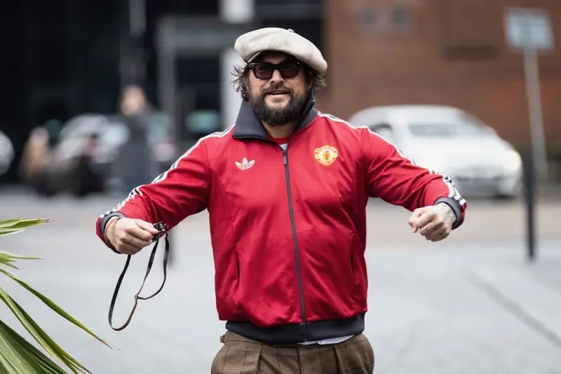 Jason Momoa con la sudadera del Manchester United | @mcrconfidential