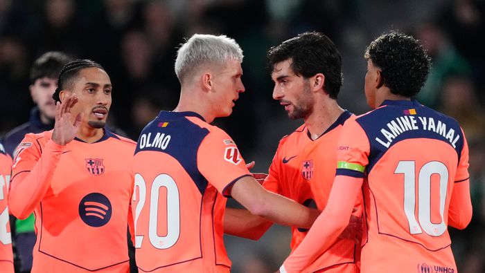 Jugadores de Barcelona en celebración de gol en el partido de LaLiga contra Elche | AP