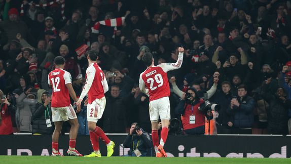 Futbolistas de Arsenal festejan el gol contra Chelsea en la Semifinal de la Copa de la Liga | AP