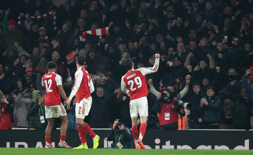 Futbolistas de Arsenal festejan el gol contra Chelsea en la Semifinal de la Copa de la Liga | AP