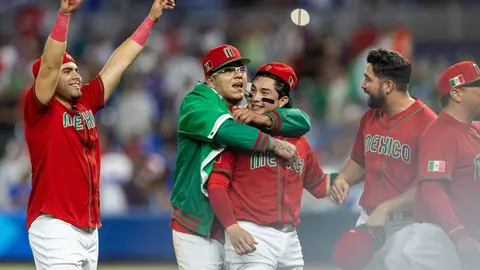 Julio Urías en celebración con sus compañeros en el partido ante Puerto Rico en el Clásico Mundial 2026 | MEXSPORT