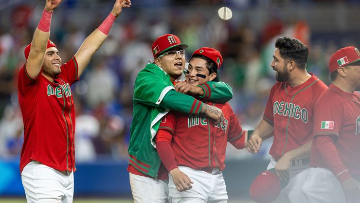 Julio Urías en celebración con sus compañeros en el partido ante Puerto Rico en el Clásico Mundial 2026 | MEXSPORT