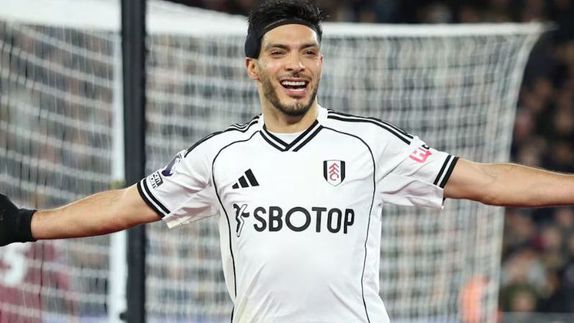 ¿Perdió la humildad? Raúl Jiménez se autoproclama el mejor cobrador de penales por encima de Messi y CR7