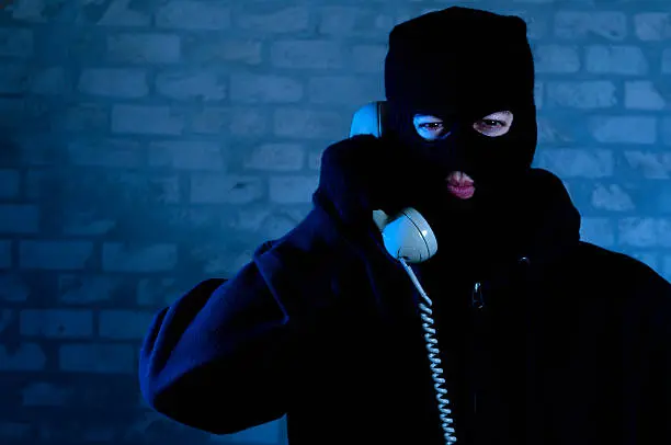 Autoridades recomiendan no compartir información confidencial por teléfono o mensajes. / iStock