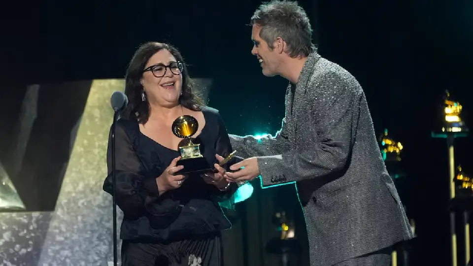 Maestra de la UNAM gana tres Premios Grammy 2026