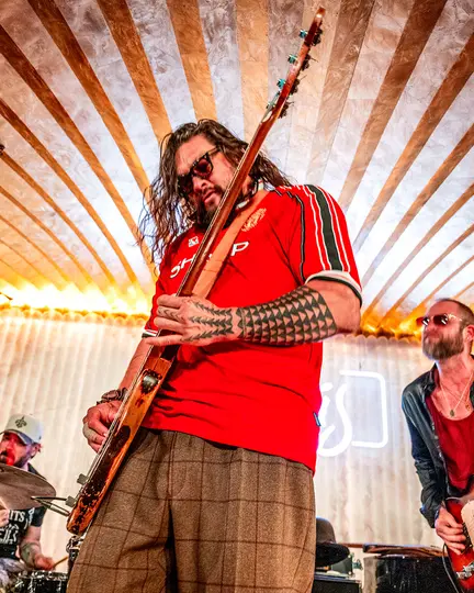 Jason Momoa con la playera del Manchester United tocando el bajo | @brfootball