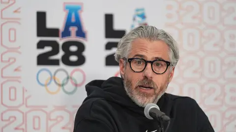 Casey Wasserman, presidente del comité de Los Angeles 2028, durante conferencia de prensa | AP