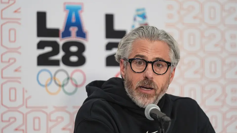 Casey Wasserman, presidente del comité de Los Angeles 2028, durante conferencia de prensa | AP