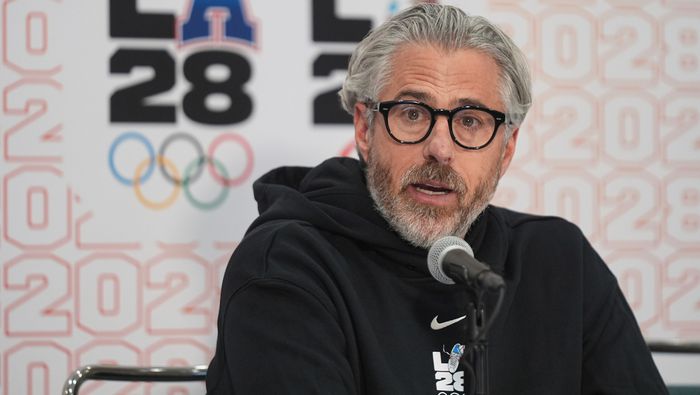 Casey Wasserman, presidente del comité de Los Angeles 2028, durante conferencia de prensa | AP