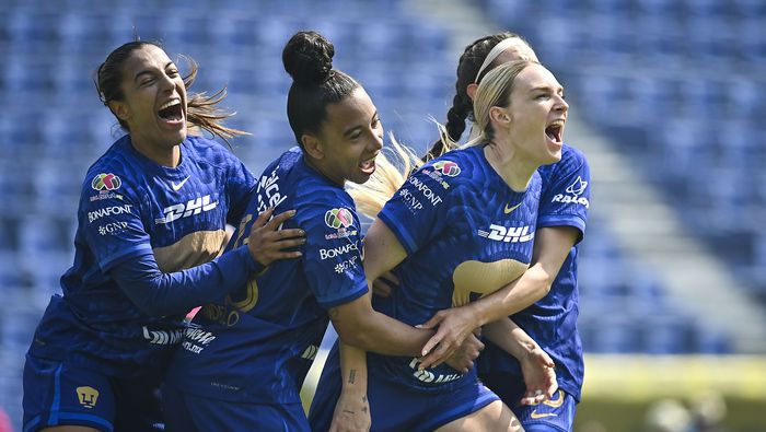 Jugadoras de Pumas en festejo de gol ante América en el Clausura 2026 | IMAGO 7