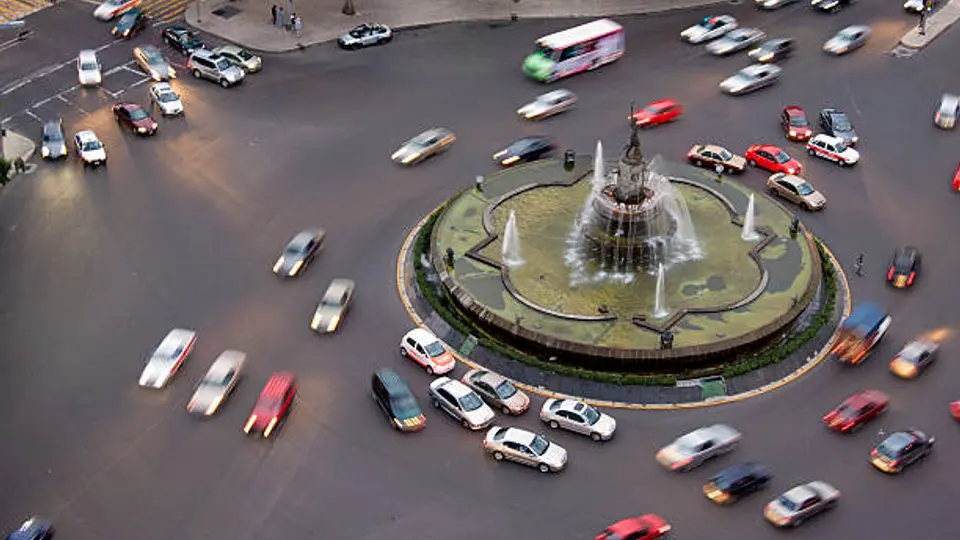Vehículos con holograma 0 y 00, así como autos eléctricos e híbridos, están exentos del programa./ Pixabay